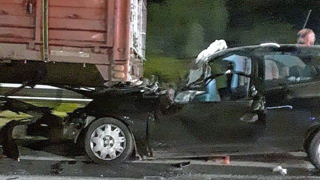 Violento choque en la autopista Santa Fe - Rosario entre un auto y un camión.