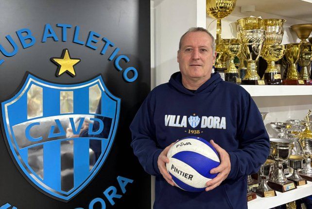 El sunchalense Eduardo Rodríguez es el entrenador en jefe del equipo femenino de Villa Dora.