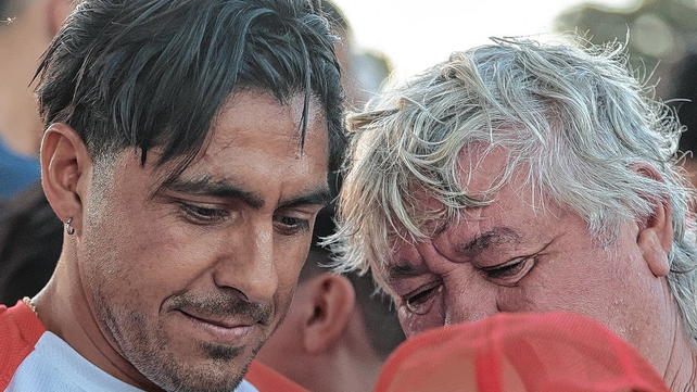 Cristian Tarragona le firma una gorra a un hincha de Uni&oacute;n.