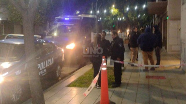 La policía trabajando en la zona de Bulevar Pellegrini y 4 de enero, luego de la denuncia de los vecinos