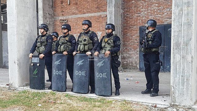 Policía santafesina realiza las pericias en las inmediaciones del estadio de Colón tras los tiroteos ocurridos en la tarde del martes durante el encuentro con Peñarol.