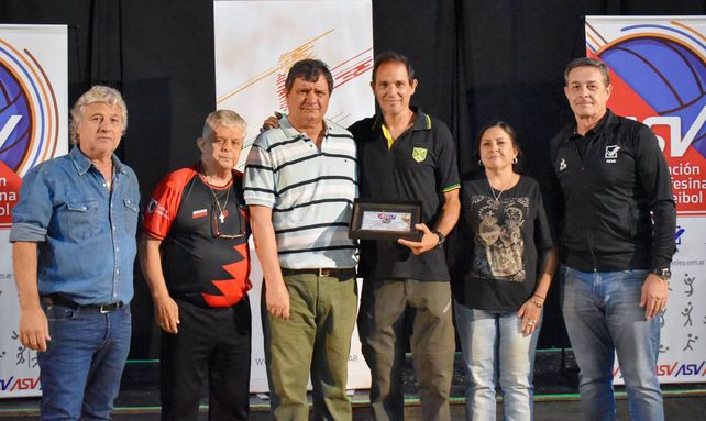 Merecido reconocimiento para Héctor Guegue Combes, por su importantísimo aporte al crecimiento del vóley santafesino.
