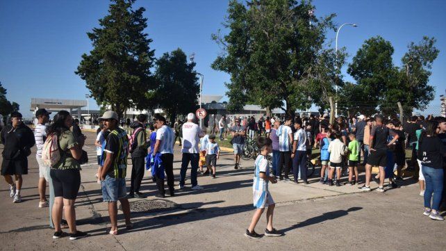 Gran convocatoria en el aeropuerto de Sauce Viejo por la llegada de Lionel Messi a la Argentina