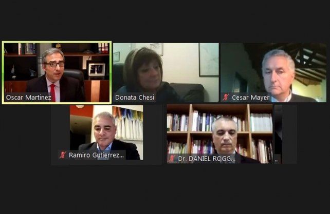 Martínez junto a los especialistas durante la videoconferencia sobre la Ley Nacional de Derechos de las Víctimas y sus familiares