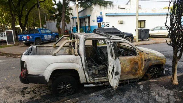 La camioneta policial incendiada frente a la seccional 15ª. Fue poco antes de las 3 de este miércoles. 