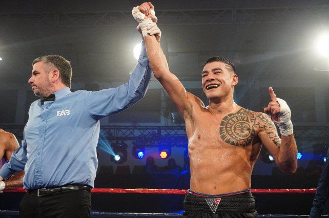 El santafesino Farías (11-1-0, 10 KO) entrenado por Osvaldo Salami cortó en la ceja del ozjo izquierdo.