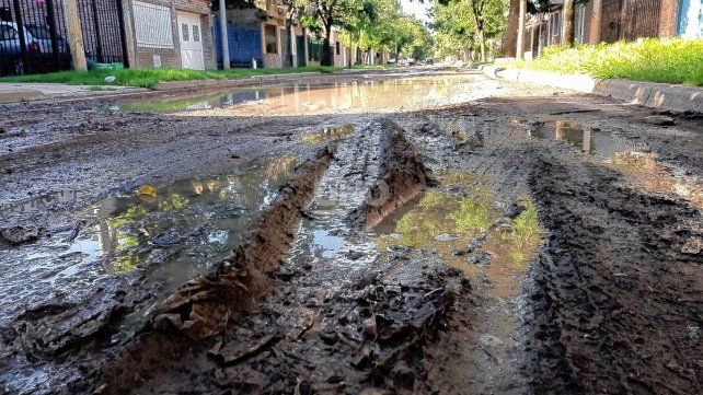 Barrio La Florida. El estado del pasaje Galisteo, altura 210, hace que la calle sea intransitable por el barro cuando llueve y por los pozos cuando no.