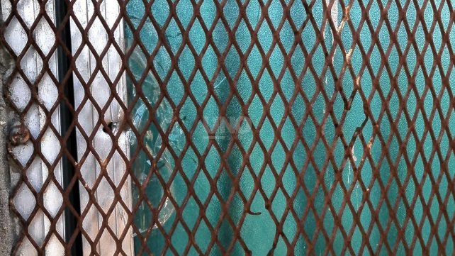 La vivienda de barrio San Lorenzo recibió múltiples disparos. 