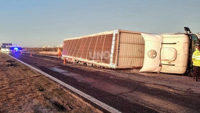 Vuelco camión en Circunvalación Oeste