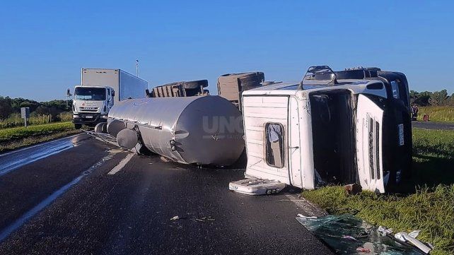 Camión sobre la Autopista Rosario-Santa Fe