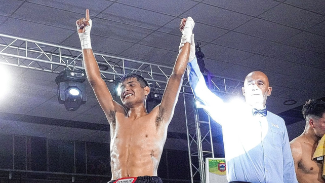 González venció al cordobés Corzo por la vía rápida, en Cosquín, en un evento organizado por Arano Box. González venció al cordobés Corzo por la vía rápida, en Cosquín, en un evento organizado por Arano Box.