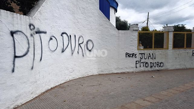 Pintadas en la fachada de la escuela Ceferino Namuncurá 