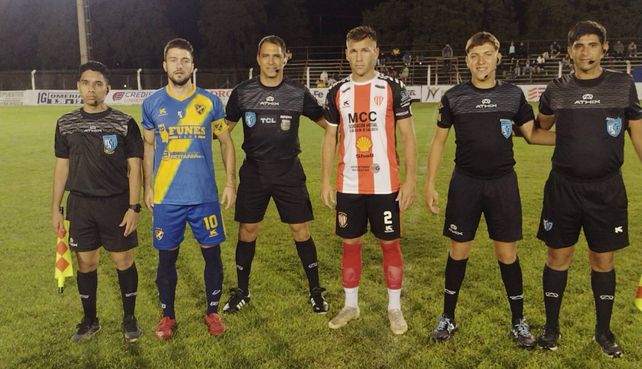 Los capitanes, Dándolo (Guadalupe) y Tomás Baroni (Colón SJ), junto al árbitro Charly Córdoba y sus colaboradores.