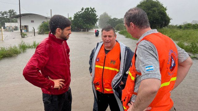 El gobernador se encuentra encabezando el COmité de Crisis conformado en la localidad de Reconquista, producto del temporal que atraviesa. 