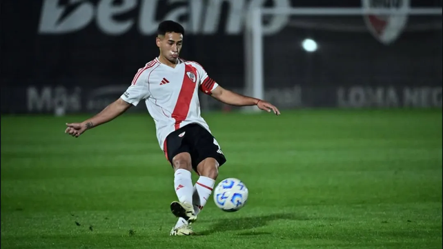 Uni&oacute;n suma al lateral derecho Enzo Rubio.