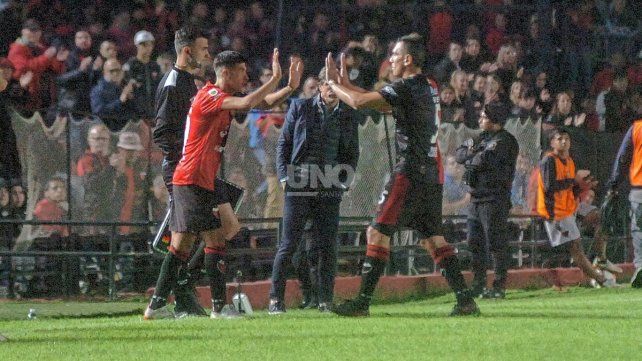 Ante las bajas obligadas en el medio, Cristian Venga asoma con chances de jugar en Col&oacute;n ante Racing.