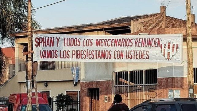 En las adyacencias del estadio de Argentinos Juniors colgaron un cartel pidiendo la renuncia de Spahn y la CD de Unión.