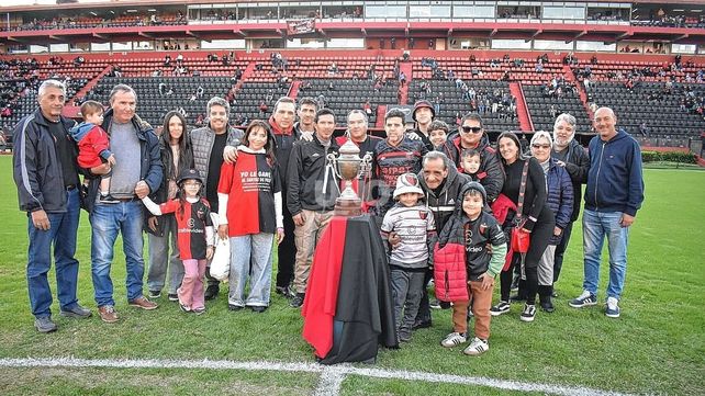Colón le rindió tributo a los familiares de quienes estuvieron en el triunfo ante el Santos de Pelé. Colón le rindió tributo a los familiares de quienes estuvieron en el triunfo ante el Santos de Pelé.