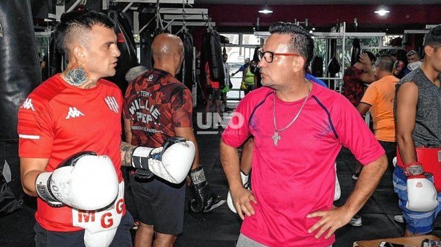 El profesional Matías Galucci de Willie Pep, junto a Orlando Azcurra, promotor del festival a realizarse en la vecinal de barrio Barranquitas. 