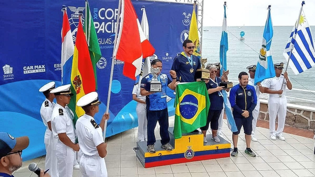La presidenta de la Fesana, Yanina Prim&oacute;n, recibe el reconocimiento por el tercer puesto de Argentina en Salinas.