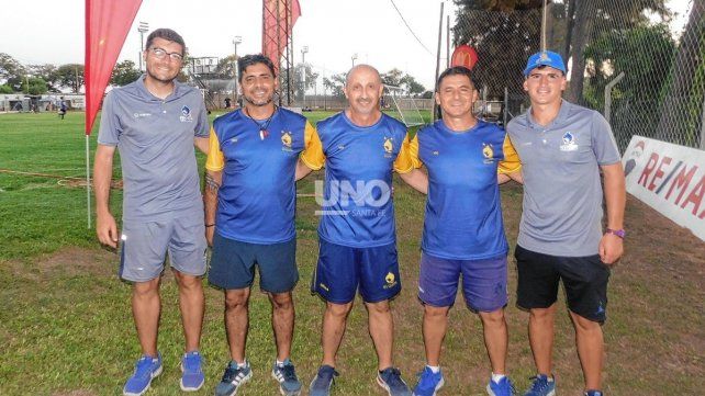 El cuerpo de profesores y entrenadores del Club Náutico El Quillá que tienen a su cargo la coordinación del Tiburoncito.