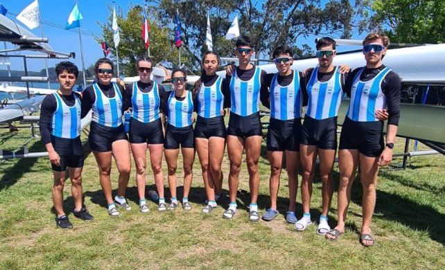 La rinconera Ingrid Marcipar, en el centro de la formación, compitió en la dura prueba de 8 timoneles mixtos.