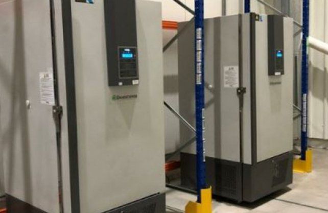 Uruguay colocó ultrafreezers en el aeropuerto para guardar un millón de dosis de la vacuna de Pfizer.