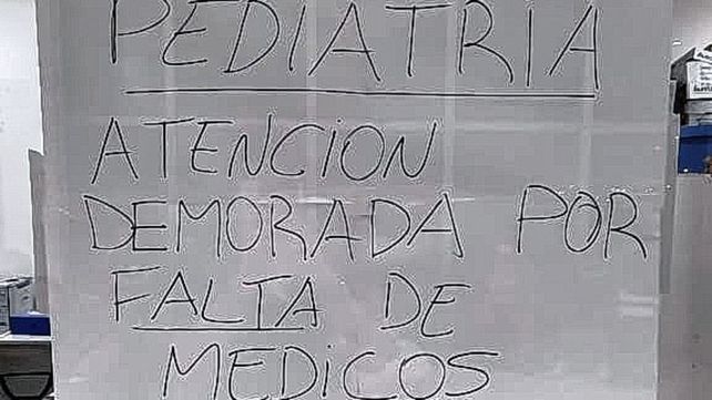 Cartel colocado en el hospital Iturraspe por la falta de pediatras.