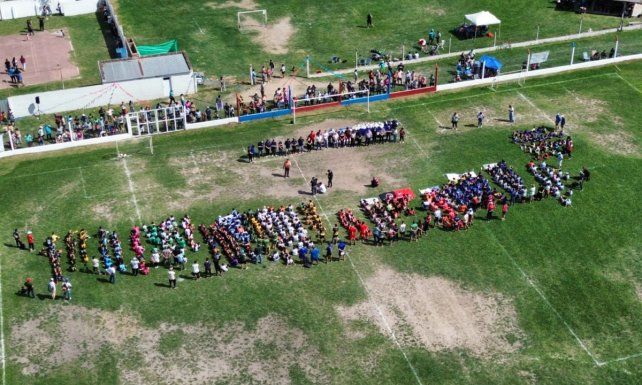 El senador Felipe Michlig participó del Encuentro de Fútbol Infantil en Las Palmeras, en donde junto a Dana Astore acercaron alrededor de 200 pelotas para clubes.
