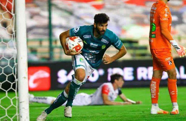 El Puma Gigliotti, exjugador de Colón, amargó al Atlas de los argentinos. 