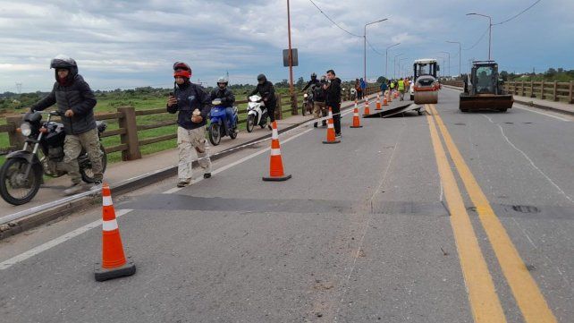 Los trabajos para poner en servicio el puente de emergencia metálico sobre el Puente Carretero entre Santa Fe y Santo Tomé