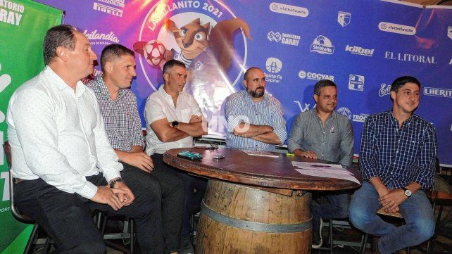 Juan Antonio Pizzi, aquí junto al presidente Lucas Yori y el coordinador Martín Maciel, es el padrino del Lasallanito 2021.