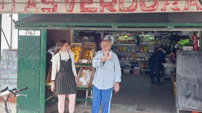 Hugo Schnell en la puerta de su verdulería en barrio Guadalupe 