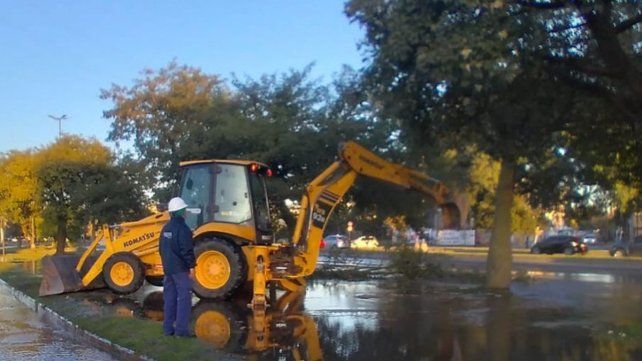 Continúa la reparación de la pérdida de agua sobre avenida Alem