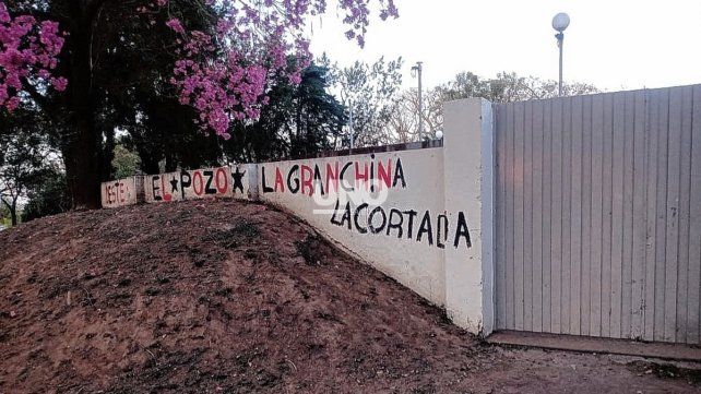 El Parque del Sur amaneci&oacute; con pintadas alusivas a Col&oacute;n en distintos sectores del espacio verde.&nbsp;