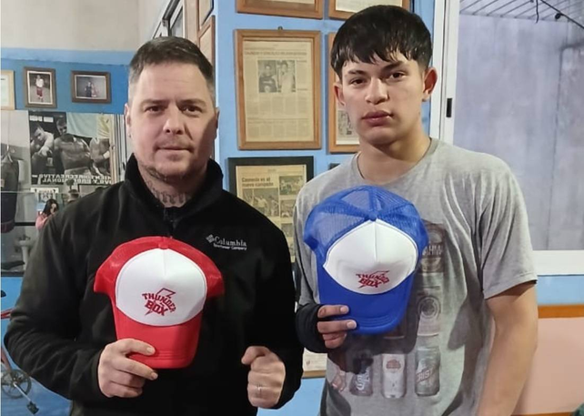 Tomás Osuna del Thunder Box junto a su entrenador Totino Caunedo peleará en Rafaela.