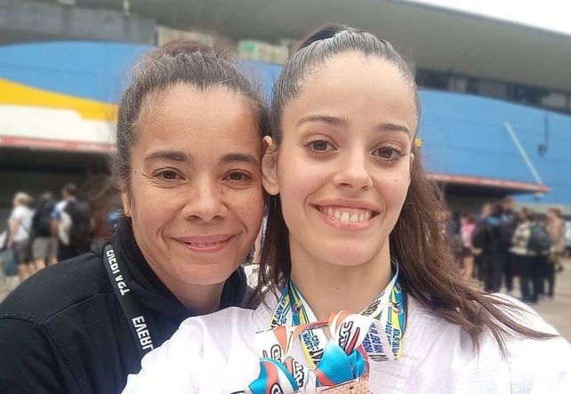 El sponsor que siempre está junto a Indira, su mamá Débora Cavallo, clave en su carrera deportiva.