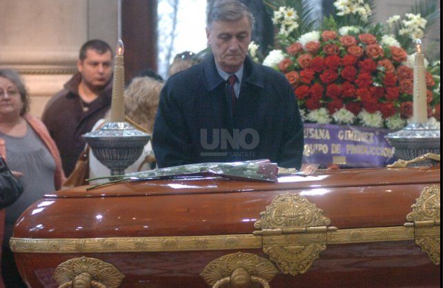 El fallecido Hermes Binner, en calidad de gobernador, se acercó a despedir al ídolo popular.    