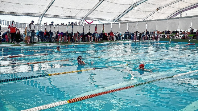 En el Torneo San Jorge de nataci&oacute;n compitieron m&aacute;s de 170 nadadores de Santa Fe, Entre R&iacute;os y C&oacute;rdoba.