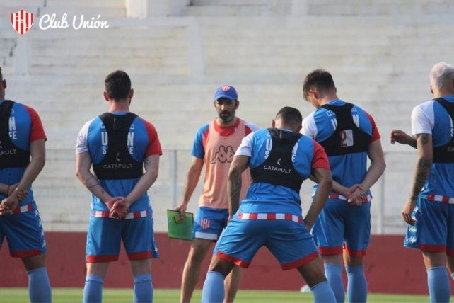 El DT Juan Azconzábal recupera a Nery Leyes para el amistoso ante Rosario Central. Foto: prensa Unión