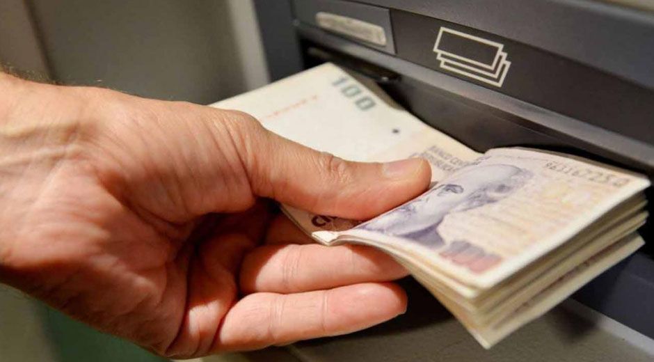 Los cajeros automáticos de la ciudad de Santa Fe no dan abasto con la entrega de dinero.