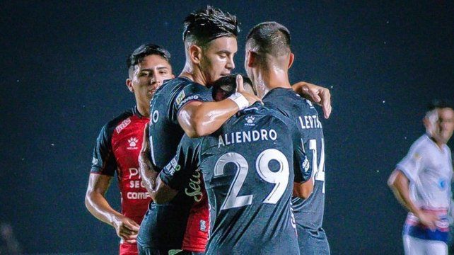 Alexis Castro y Rodrigo Aliendro, dos de los jugadores de Colón con los que no podrá contar Domínguez ante Central.