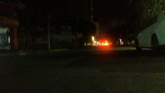A una cuadra de Peatonal San Martín, de noche, es evidente la falta de luces. Solo se observan las de los negocios en sus vidrieras o la de los bares abiertos. 