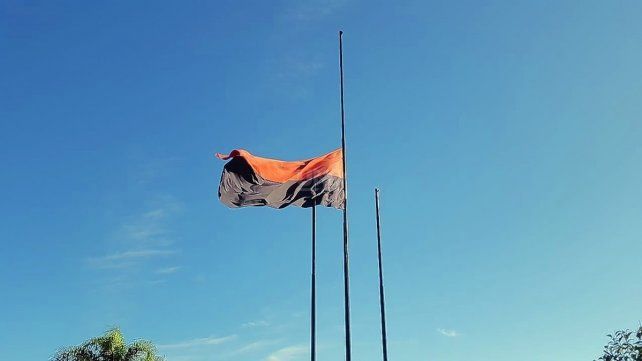 La bandera a media asta en el predio, lugar dónde trabaja Salas 