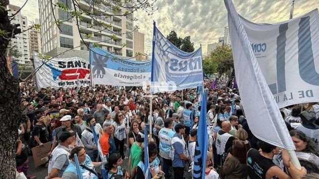 Marcha y reclamo. El veto a la Ley de Financiamiento Universitario desató una movilización masiva en Santa Fe.