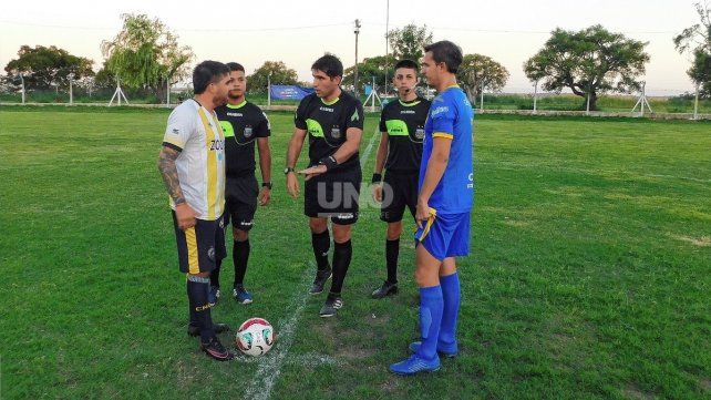 En el torneo Tibur&oacute;n Lagunero, el &aacute;rbitro santafesino Juan Cruz Hern&aacute;ndez junto a los capitanes de N&aacute;utico El Quill&aacute; y de Sportivo Guadalupe.
