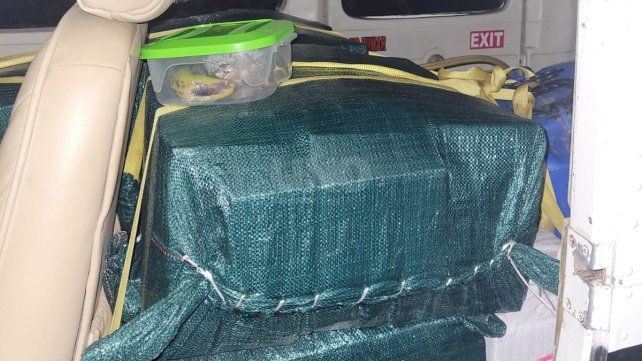 La avioneta fue detectada por radar y obligada a descender en un campo en la localidad de Luis Palacios