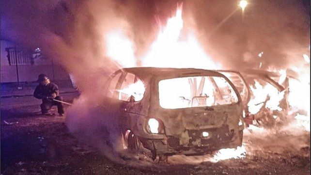 Autos incendiados en Rosario.