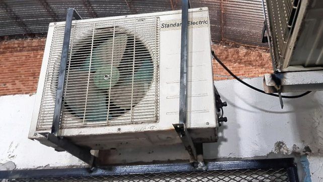 Además de ventanas y puertas, sustrajeron los caños de cobre del aire acondicionado del Centro de Salud Emaús que se encuentra al lado.