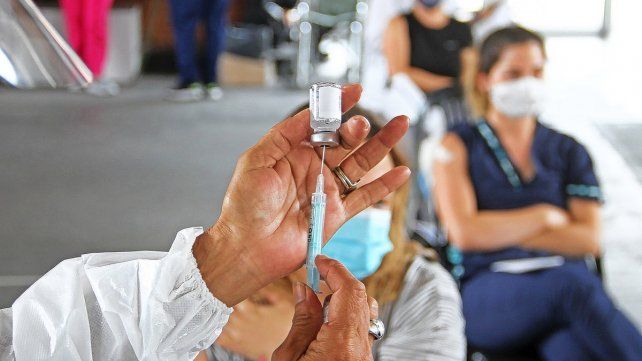 Coronavirus: en plena campa&ntilde;a de vacunaci&oacute;n, el gobierno licencia a una funcionaria clave